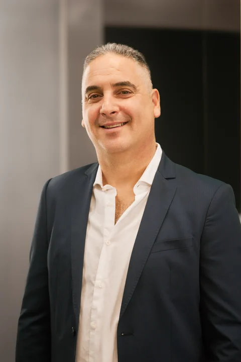 צילום תדמית עסקית של גבר בבלייזר כחול וחולצה לבנה — אולפן צילום תדמית תל אביב